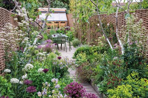 Tiny Cottage Garden, Gardens Illustrated, Narrow Garden, Gravel Garden, Walled Garden, Wildlife Gardening, Garden Show, Traditional Garden, City Garden