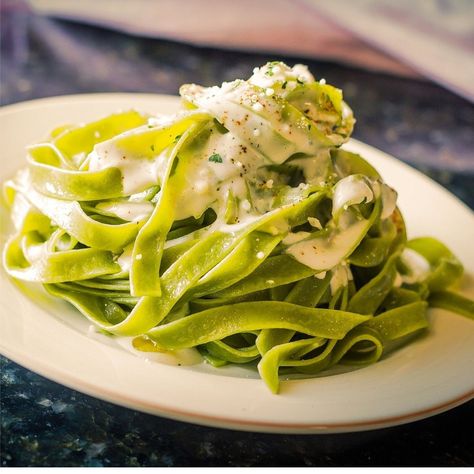 Un plato de fettuccine Alfredo con cintas a las espinacas. Potato Casserole With Chicken, Chicken For A Crowd, Seven Layer Salad Recipe, Fetuchini Alfredo, Casserole With Chicken, Loaded Baked Potato Casserole, Seven Layer Salad, Layered Salad Recipes, Baked Potato Casserole