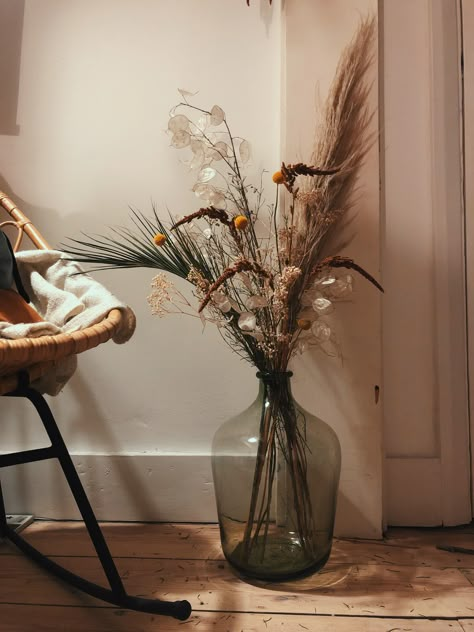 Dried Flowers In A Vase, Dark Corner Decorating Ideas, Vase With Pampas, Vase With Dried Flowers, Dried Flowers Vase, Pampas Grass Decor, Flower Vase Arrangements, Branch Decor, Dark Corners