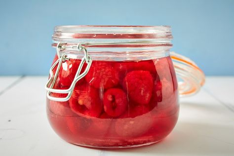 Raspberry gin - use a sugar substitute to make this keto Gooseberry Gin, Infused Alcohol Recipes, Homemade Beverages, Raspberry Recipes Dessert, Gin Recipe, Blackberry Gin, Blueberry Gin, Strawberry Gin, Infused Liquors