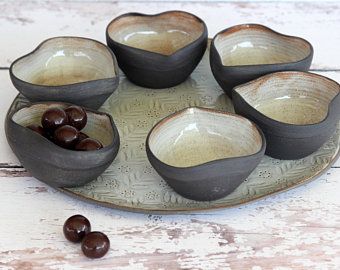 Passover Plate, Passover Seder Plate, Dipping Bowls, Spice Bowls, Art Coquillage, Small Ceramic Bowl, Passover Seder, Beginner Pottery, Seder Plate