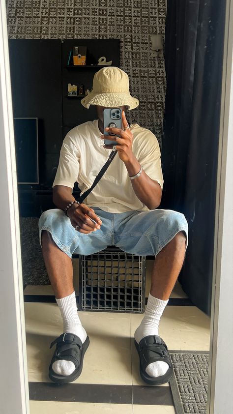 Blue Jeans Shorts Outfit Men, Outfits With Slides, Black Crocs Outfit, Crocs Outfit Men, Oversized Outfit Men, Short Jorts, Yeezy Slides Outfit, Slides Outfits, Slides Outfit