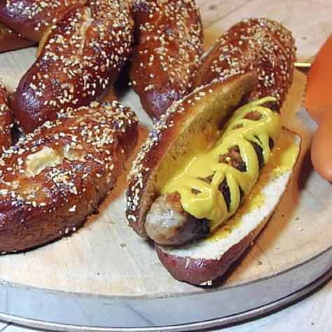 Sausage Sized Pretzel Buns Recipe - Kudos Kitchen by Renee: If you love a good dark brown pretzel bun then you're going to flip over these beautiful homemade sausage sized pretzel buns. Pretzel Hot Dog Buns, Pretzel Hot Dog, Pretzel Bun Recipe, Pretzel Buns, Savory Breads, Pretzel Rolls, Pretzel Bun, Biscuit Rolls, Yeast Rolls