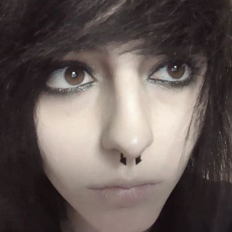 Emo Vampire Makeup, Emo Makeup For Men, Guyliner 2000s, Emo Makeup Masculine, Emo Guyliner, Simple Emo Makeup, Eyeliner Emo, Emo Guy Makeup, Emo Boy Eyeliner