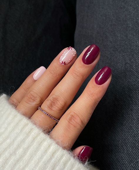 January Biab Nail Ideas, Short Cranberry Nails, Pink Burgundy Nails, Burgundy Xmas Nails, Work Nails Professional Design, Burgundy Christmas Nail Ideas, Burgundy Tips Nails, Christmas Nail Ideas Square, Burgundy Pink Nails