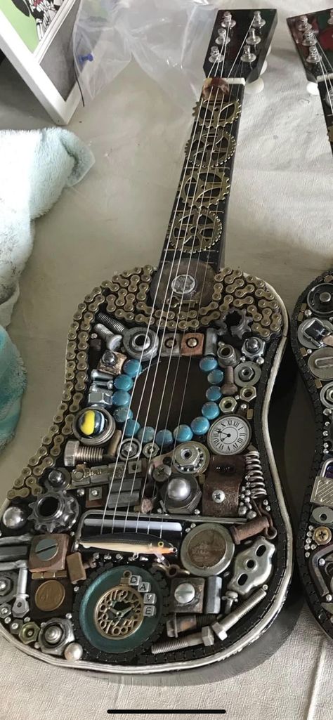 Guitar Art Diy, Steampunk Drawing, Steampunk Guitar, Steampunk Diy Crafts, Instruments Art, Steampunk Diy, Guitar Art, Button Jewelry, Assemblage Art