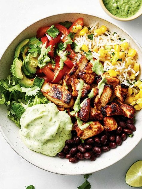 This chicken fajita burrito bowl has juicy chicken, sautéed peppers, and plenty of rice, ready for all your favorite toppings. Chicken Fajita Burrito, Low Fat Meal Prep, Mexican Chicken Bowl, Fajita Burrito, Bowl Dinners, Sautéed Peppers, Chicken Fajita Bowl, Caribbean Foods, Chicken Taco Bowls