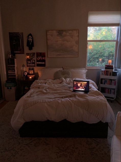 Dark Clean Room Aesthetic, Cozy Bedroom Ideas Small Room, Room Inspiration Bedroom Cozy, Room Aesthetic Cozy, Small Room Inspo, Clean Room Aesthetic, Dream Bedroom Inspiration, College Dorm Room Decor, Chill Room