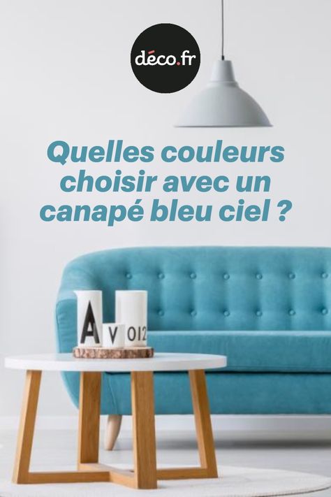 Vous avez opté pour un canapé bleu ciel dans votre salon et vous hésitez au moment de choisir les couleurs qui vont orner les murs ou le reste du mobilier de la pièce ? Voici de bons conseils pour ne pas vous tromper ! Bleu Pastel, Living Room, Furniture, Home Decor, Home Décor