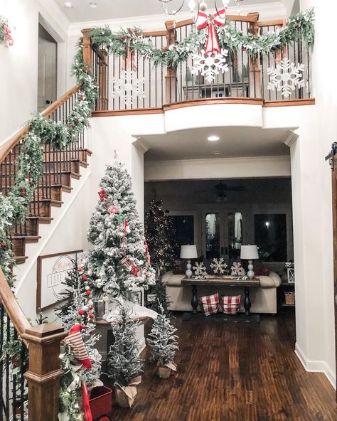 Christmas Tree Under Stairs, Christmas Spiral Staircase, Christmas Tree Foyer, Staircase Christmas, Christmas Foyer, French Mansion, Christmas Staircase Decor, Garland Lights, Everything Christmas