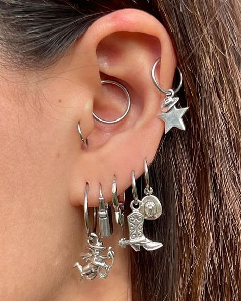 Edgy Ear Piercings Aesthetic, Earring Stack Silver, Chunky Silver Jewellery, Dope Jewelry Accessories, Pretty Ear Piercings, Cute Piercings, The Trinity, Magical Jewelry, Dope Jewelry