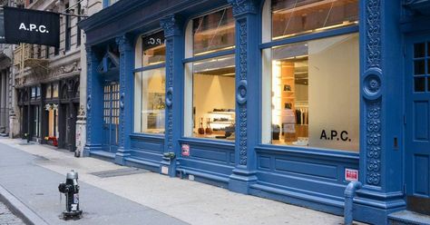 The best stores to visit right now in Soho. Nyc Shopping Guide, Dress Shops, Design Café, Online Shop Design, Shop House Plans, Soho Nyc, Shop Window Design, Nyc Shopping, Travel Outdoors