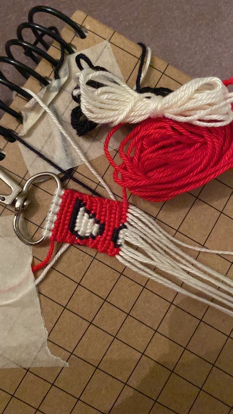 Crochet Keychain For Boyfriend, Crochet Ideas Boyfriend, Spiderman Things To Make, Spiderman Bracelet Tutorial, Crochet Spiderman Keychain, Spider Man Friendship Bracelet, Spider Man Bracelet Pattern, Crochet Ideas For Boyfriend, Crochet For Boyfriend