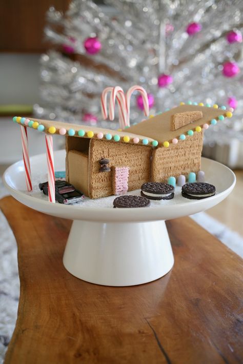 Retro Gingerbread House, Disco Gingerbread House, Mid Century Modern Gingerbread House, Mid Century Gingerbread House, Mid Mod Christmas, House Suburban, Making Gingerbread Houses, Gingerbread House Contest, Gingerbread House Kit