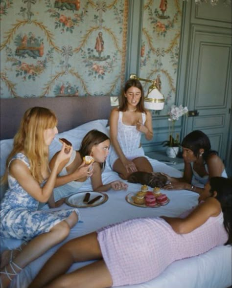 𝒑 on Twitter: "mornings after sleepover w besties<3… " High Society, Old Money Aesthetic, Oui Oui, Summer Dream, Teenage Dream, European Summer, Rich Girl, French Girl, Marie Antoinette