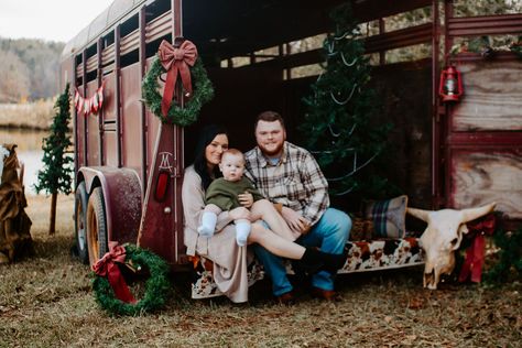 Horse Trailer Photoshoot, Farm Picture Ideas, Austin Christmas, Christmas Mini Sessions Outdoor, Outdoor Christmas Photos, Christmas Trailer, Christmas Mini Shoot, Christmas Portrait, Prop Photography