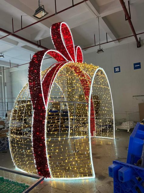 Christmas Mall Decoration, Christmas Installation, Outdoor Christmas Decorations Yard, Mall Decor, Outdoor Christmas Tree, Christmas Yard Decorations, Outdoor Crafts, Christmas Yard, Decorating With Christmas Lights