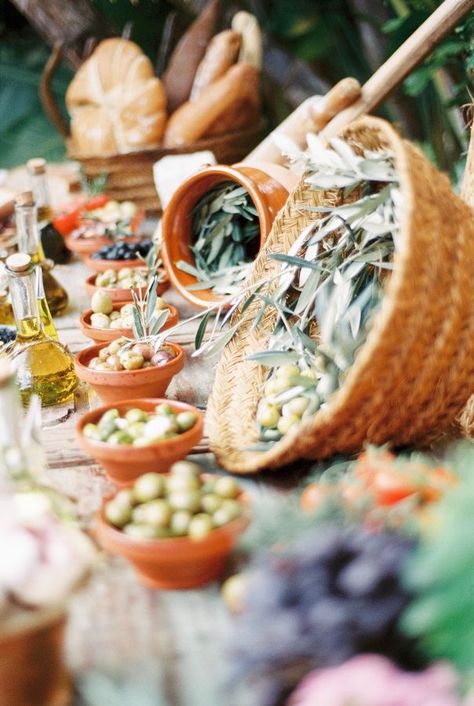 Italy Party Theme, Night In Italy, Mediterranean Party, Paella Party, Spanish Dinner, Spanish Party, Backyard Engagement Parties, Italy Party, Decoration Buffet