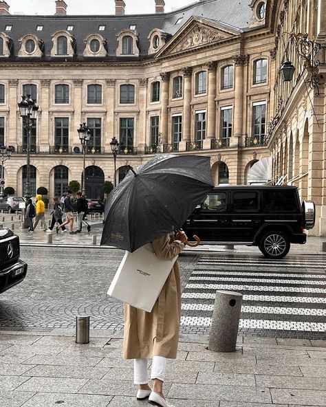 Rainy Paris Aesthetic, Rainy London Aesthetic, London Lifestyle Aesthetic, Paris Lifestyle Aesthetic, Paris Street Aesthetic, Aesthetics Lifestyle, Rainy Day In Paris, Paris Fits, Rainy Paris