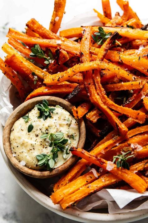 With perfectly crisped outer edges and tender sweetness at the center, these oven-baked carrot fries are an awesome new way to serve a favorite nutritious veggie! Seasoned with garlic powder, onion powder, and dried thyme, our baked carrot fries will disappear so fast. Carrot Fries Baked, Real Food Dietitians, Aioli Sauce, Carrot Fries, Veggie Fries, Baked Carrots, Primal Kitchen, Cooked Carrots, Wellness Recipes