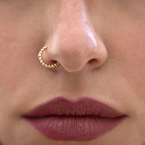 Anneau de nez en or jaune/rose 14 carats, piercing de nez de style tribal indien, convient également au cartilage et à l'hélice, 20 g, bijoux de piercing faits main par Alagia Anneau de nez féminin unique pour les personnes élégantes. Destiné à mettre en valeur de jolies caractéristiques de votre apparence ou à ajouter une touche de fraîcheur à votre style. Cet anneau nasal est facile et confortable à porter. Bien que belle, elle ajoute une subtile étincelle de lumière à n'importe quelle tenue s Nose Ring Indian, Nose Ring Gold, Unique Nose Rings, Ring Indian, Indian Nose Ring, Fashion Portfolio, Rings Fashion, Nose Rings, Ring Gold