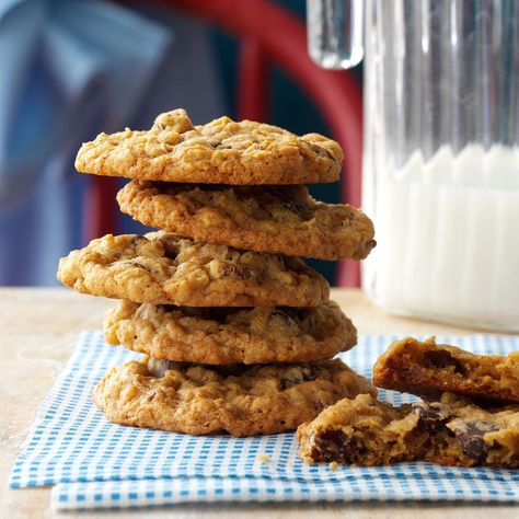 Chewy Oatmeal Cookies School Cookies Recipe, Chewy Oatmeal Cookies Recipe, Chewy Oatmeal Cookies, Spritz Cookie Recipe, Best Oatmeal Cookies, Classic Cookies Recipes, A Glass Of Milk, Oatmeal Cookies Chewy, Thanksgiving Cookies