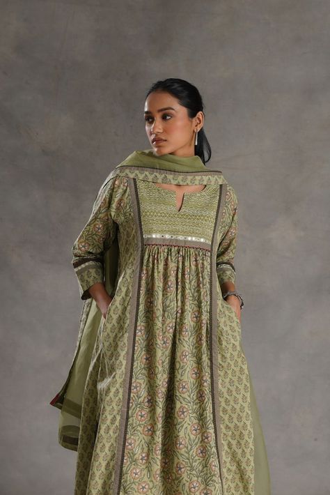 Cotton Dress Pattern Indian, Lace Designs On Suits, Frock Suit, Salwar Neck Designs, Kurtas For Women, Latest Dress Design, Simple Kurti Designs, Trendy Shirt Designs, Long Kurti Designs