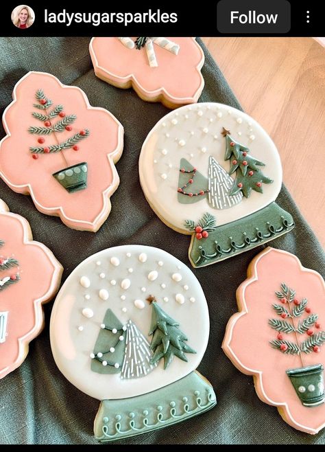 Snowglobe Cookies, Christmas Sugar Cookies Decorated, Cute Christmas Cookies, Royal Iced Cookies, Sugar Cookie Royal Icing, Winter Cookie, Tree Cookies, Sugar Cookie Designs, Pretty Cookies