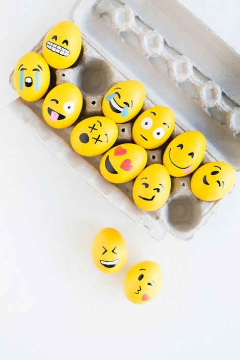 Emoji Easter Eggs, Easter Egg Decorating Ideas Emoji Easter Eggs, Modern Easter Egg, Egg Decor, Creative Easter Eggs, Modern Easter, Easter Event, Easter Egg Dye, Plastic Easter Eggs, Easter Egg Designs