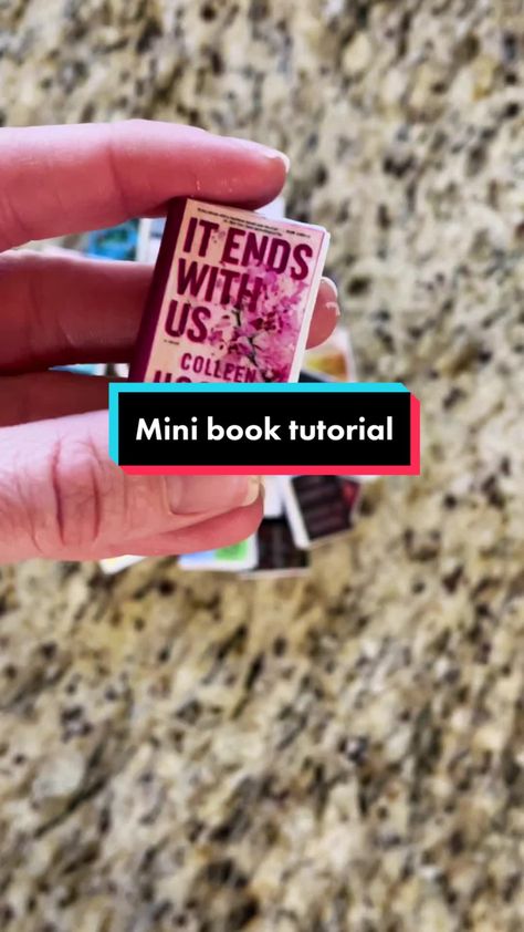 Diy Tiny Books, Mini Book Tutorial, Mini Books Diy, Mini Bookshelf, Book Reading Journal, Mini Library, Book Earrings, Hemma Diy, Cadeau Diy