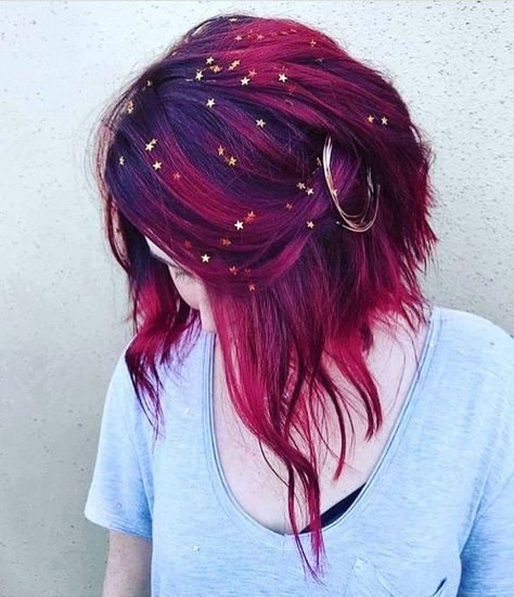 4122cb13c7a474c1976c9706ae36521d Blue And Red Hair, Short Dyed Hair, At Home Hair Color, Hair Color Crazy, Hair Color Pastel, Hair Dye Ideas, Super Hair, Hair Color Purple, Trendy Hair Color