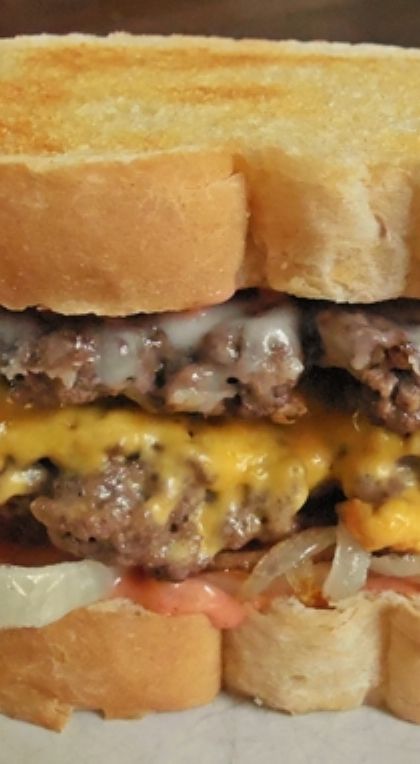 Steak 'n Shake Frisco Melts Steak N Shake, Healthy Sandwich, Sandwich Ideas, Sandwich Bar, Recipes Lunch, Baseball Park, Sandwich Spread, Vegetarian Sandwich, Copycat Restaurant Recipes