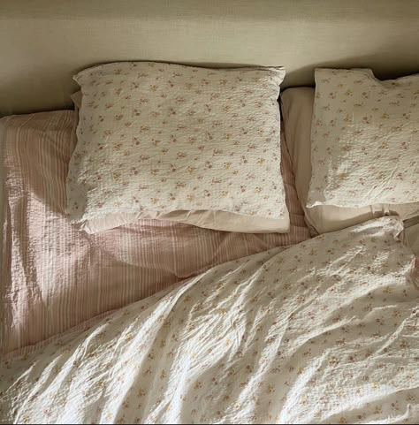 Cute Aesthetic Rooms, Floral Sheets, Uni Room, Aesthetic Rooms, Pretty Room, Dream Room Inspiration, Cute Aesthetic, Room Makeover Inspiration, Room Inspiration Bedroom