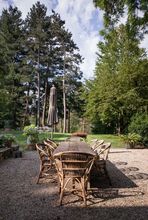 Pea Gravel Dining Area, Classic Garden Design, Serene Backyard, Farm Inspiration, New England Garden, Pea Gravel Patio, Gravel Landscaping, Garden Diy Ideas, Gravel Patio