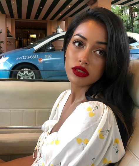 Cindy Kimberly Red Lipstick, Brunette With Red Lipstick, Red Lip Brunette, Brunette Red Lipstick, Brunette Red Lips, Red Lips Aesthetic, Wolfie Cindy, Pretty Nose, Red Lipstick Makeup