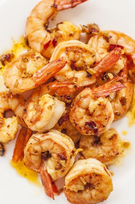 15-Minute Spicy Garlic Ginger Shrimp Garlic Shrimp Recipes, Easy Honey Garlic Shrimp, Ginger Shrimp, Slow Cooker Balsamic Chicken, Honey Garlic Shrimp, Recipes Fish, Healthy Entrees, One Skillet Meals, Summer Meals