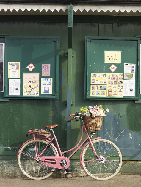 Bicycle Aesthetic, Summer Nostalgia, Bike With Basket, Pink Bicycle, Bike Aesthetic, Pink Bike, Velo Vintage, Nostalgia Aesthetic, Foto Transfer