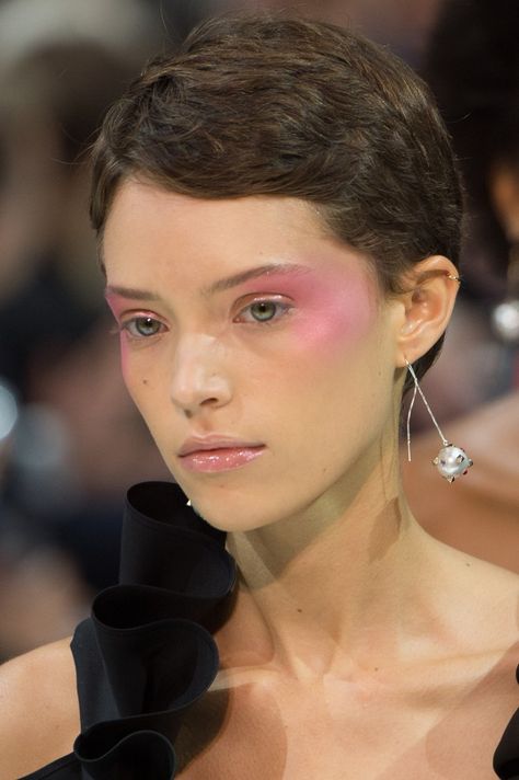 Valentino SS18 Backstage Beauty | Pat McGrath swirled fuchsia blush along the cheekbones and at the temples for a bold take on blush "draping", finishing with highlighter for an iridescent effect. Get the look: SHOP Pat McGrath Labs MTHRSHP Subversive: La Vie En Rose Eyeshadow Palette at PATMcGRATH.com Makeup Runway, Editorial Make-up, Matte Make Up, Magazine Makeup, Spring Makeup Trends, Summer Makeup Trends, Rose Eyeshadow, Crystal Makeup, Smink Inspiration