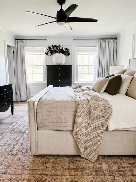 Black and white transitional bedroom with neutral bed & decor, Sophisticated modern bedroom ideas Beige And Black Bedroom, Primary Bedroom Ideas, Cream And White Bedroom, Sophisticated Bedroom, Upholstered Bedroom, Black Bedroom Furniture, Transitional Bedroom, Beige Bedroom, Interior Bedroom