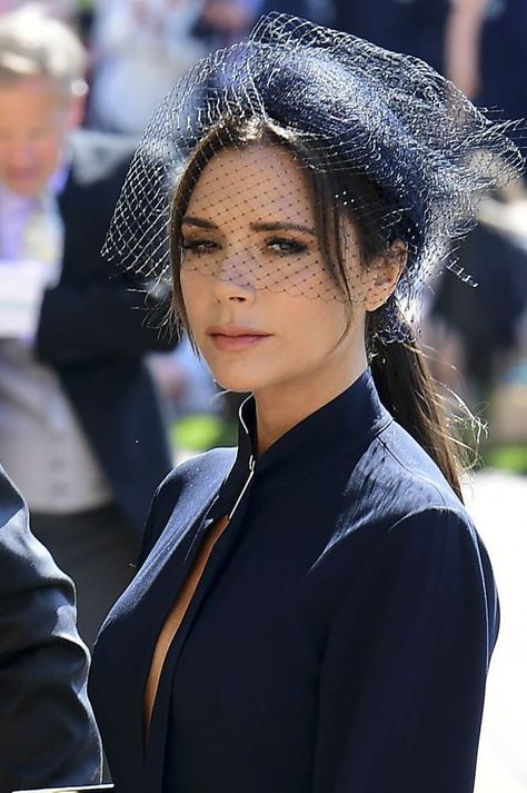 Victoria Beckham Royal Wedding 2018 Facinators Wedding, Horse Race Outfit, Hair With Hat, Fascinator Hats Outfit, Wedding Hats For Guests, Green Dress Outfit, Headband Veil, Fascinator Hats Wedding, Race Outfit