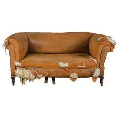 Distressed Leather Sofa, Couch Aesthetic, Italy Photoshoot, Old Couch, Masculine Decor, Old Sofa, Lord Byron, Halloween 1, Dream Home Ideas