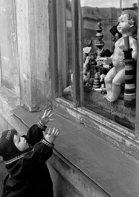 Vintage Foto's, Vintage Children Photos, Robert Doisneau, Store Window, Photo Vintage, Jolie Photo, Black White Photos, Bw Photo, Black And White Photographs