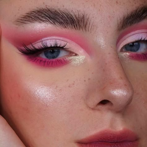 Pink Eye Makeup Looks, Ideas Maquillaje, Christmas Eye Makeup, Painting Faces, Pink Eye Makeup, Rave Makeup, Barbie Makeup, Pink Eye, Edgy Makeup