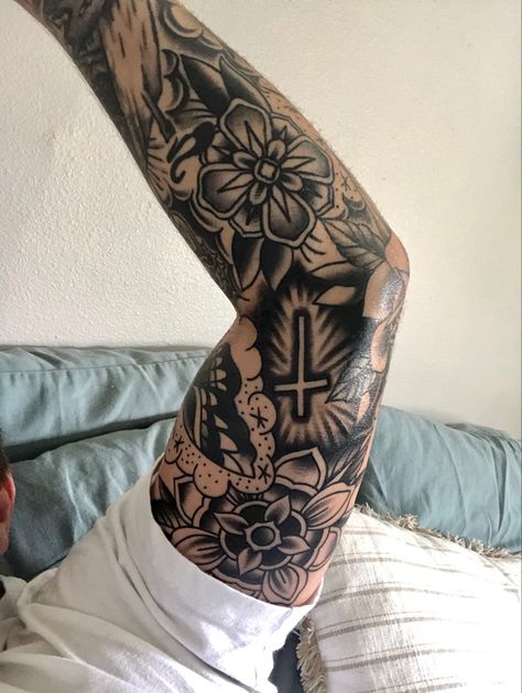 Tattoo fillers. Traditional american Traditional Tattoo Sleeve Filler, Fill In Tattoo Ideas, Filler Tattoo Designs, Traditional Tattoo Filler, Old School Tattoo Sleeve, Traditional Tattoo Man, Tato Flash, Mangas Tattoo, Tattoo Sleeve Filler