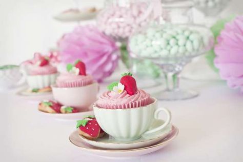 Strawberry Macarons, Cupcakes Strawberry, Strawberry Shortcake Party, Strawberry Tea, Pretty Cupcakes, Strawberry Party, Strawberry Cookies, Girls Tea Party, Pretty China