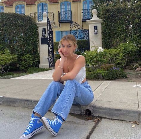 Ideas para usar tus mom jeans con converse de botita Mom Jeans Con Converse, Blue Converse Outfit, Converse Ideas, Converse Fits, Jeans Converse, Converse Outfit, Blazer Outfits For Women, University Outfit, Italian House