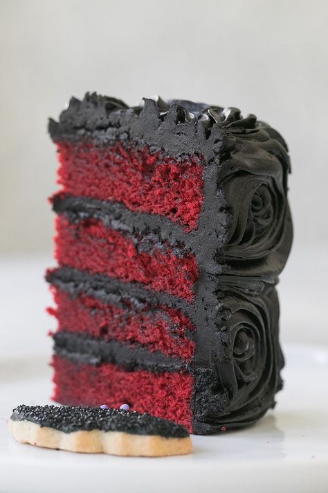 Gothic Drip Cake, Small Gothic Wedding Cake, Black Cake Halloween, Black Roses Cake, Red Velvet Cake Halloween, Black Red Velvet Cake, Black Dessert Ideas, Gothic Wedding Ceremony Decor, All Black Halloween Party