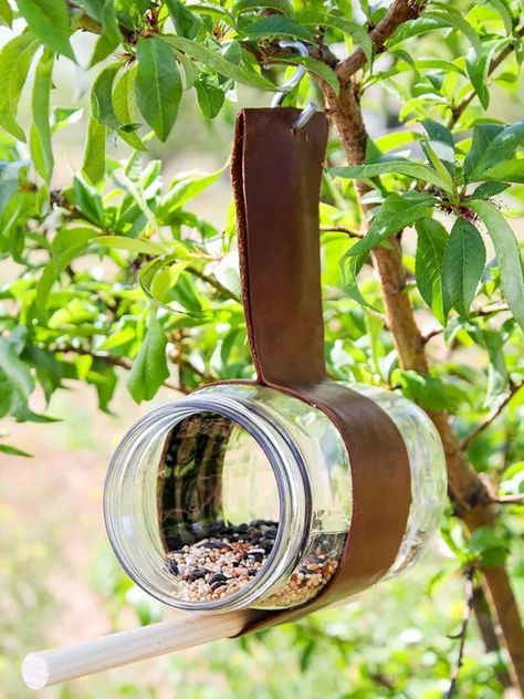 Cabin Background, Bird Feeder Craft, Glass Bird Feeders, Homemade Bird Feeders, Diy Projects To Sell, Diy Bird Feeder, Diy Money, Diy Birds, Bird Houses Diy