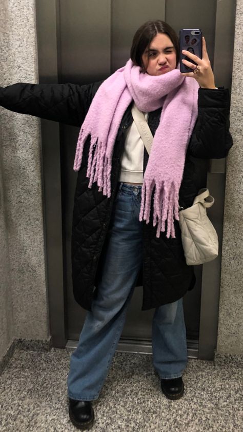 Purple Scarf Aesthetic, Pink Scarf Outfit Aesthetic, Hot Pink Scarf Outfit, Pink Scarf Aesthetic, Bufandas Aesthetic, Old Money Aesthetic Autumn, Purple Scarf Outfit, Muffler Outfit, Oversized Scarf Outfit