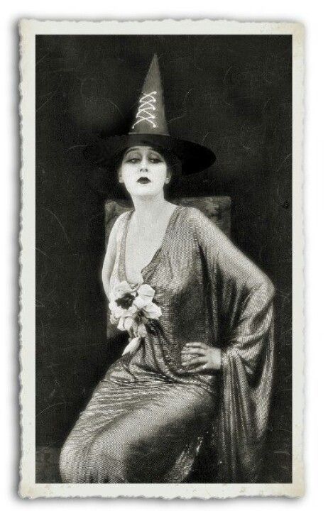 1930's Witch Vintage Halloween Photos, Hallowen Costume, Vintage Witch, Halloween Pins, The Worst Witch, Season Of The Witch, Halloween Vintage, Theme Halloween, Witch Art